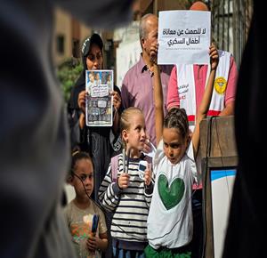 أطفال فلسطينيون مصابون بالسكري وذووهم يشاركون في احتجاج داخل مجمع ناصر الطبي بخان يونس للمطالبة بتوفير الأنسولين والأدوية الضرورية، وسط نقص في العلاج وانقطاع الكهرباء وصعوبات في حفظ الأدوية وتحذيرات من مضاعفات صحية تهدد الأطفال.